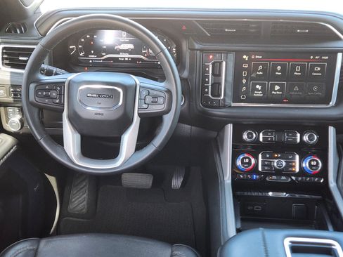 Used 2023 GMC Yukon XL Denali AWD/4WD image 10