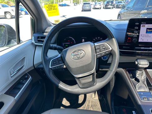 Used 2023 Toyota Sienna XLE AWD/4WD image 14