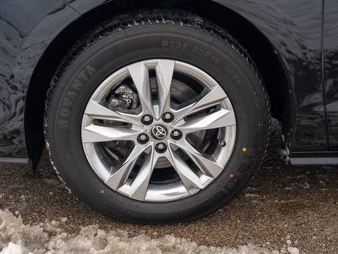 Used 2022 Toyota Sienna XLE Woodland Edition image 7