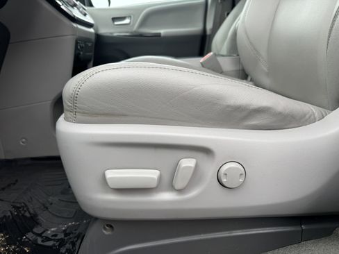 Used 2017 Toyota Sienna XLE Premium image 11