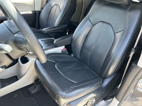 Used 2022 Chrysler Pacifica Touring-L FWD image 18