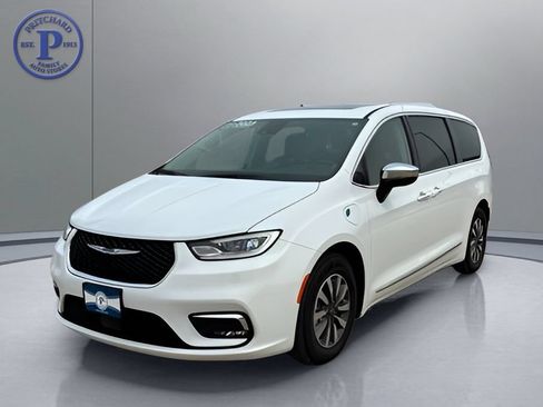 Used 2023 Chrysler Pacifica Limited FWD image 3