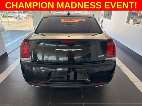 Used 2019 Chrysler 300 Touring w/ Sport Appearance Package image 4