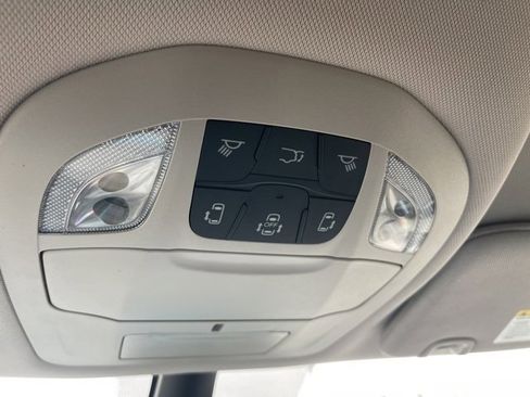 Used 2024 Chrysler Pacifica Touring-L image 28