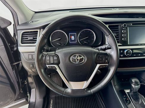 Used 2019 Toyota Highlander XLE AWD/4WD image 19