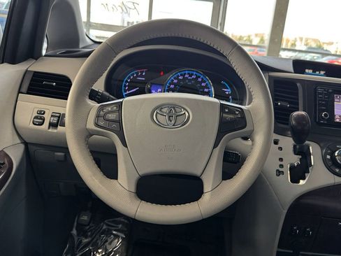 Used 2014 Toyota Sienna XLE w/ Entertainment Package image 37