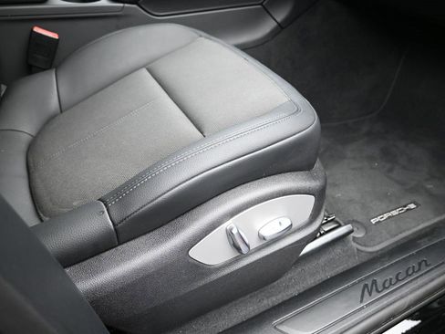 Certified 2025 Porsche Macan image 20