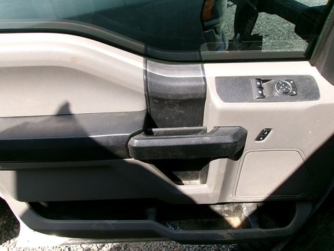 Used 2018 Ford F550 4x4 Regular Cab Super Duty image 19