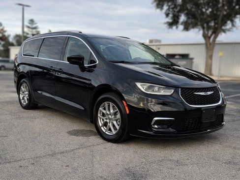 Used 2024 Chrysler Pacifica Touring-L image 11