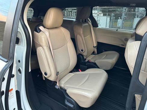 Used 2022 Toyota Sienna XLE image 19