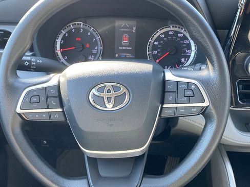 Used 2022 Toyota Highlander L image 12
