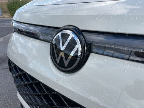 New 2026 Volkswagen Tiguan SE R-Line FWD image 10