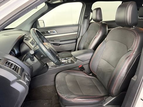 Used 2018 Ford Explorer XLT w/ Equipment Group 202A AWD/4WD image 11
