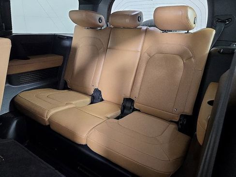 Used 2023 Land Rover Defender 130 SE image 10