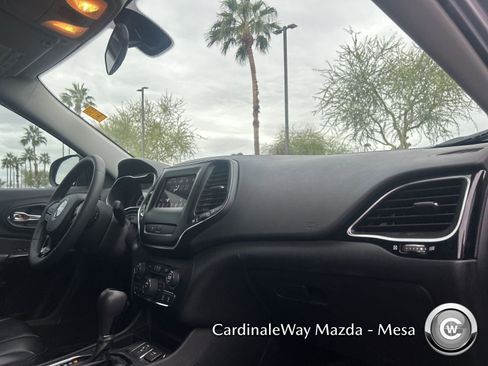 Used 2020 Jeep Cherokee Latitude Plus image 12