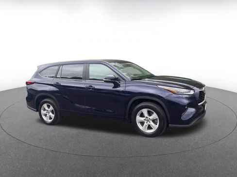 Used 2025 Toyota Highlander LE FWD image 2