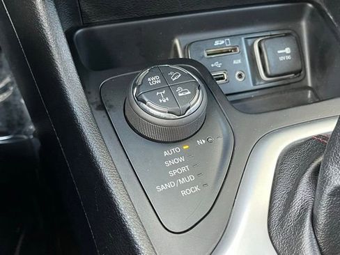 Used 2018 Jeep Cherokee Trailhawk image 36