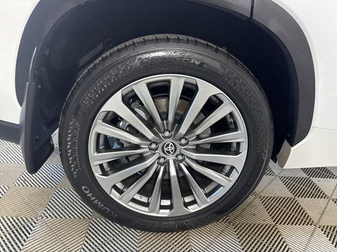 Used 2025 Toyota Highlander XLE image 35