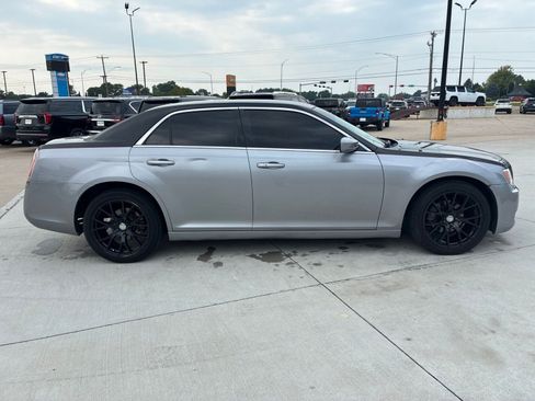 Used 2014 Chrysler 300 RWD image 7