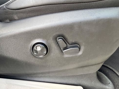 Used 2018 Chrysler Pacifica Limited FWD image 16