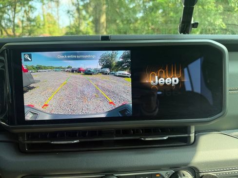 Used 2025 Jeep Gladiator Mojave w/ Safety Group AWD/4WD image 32