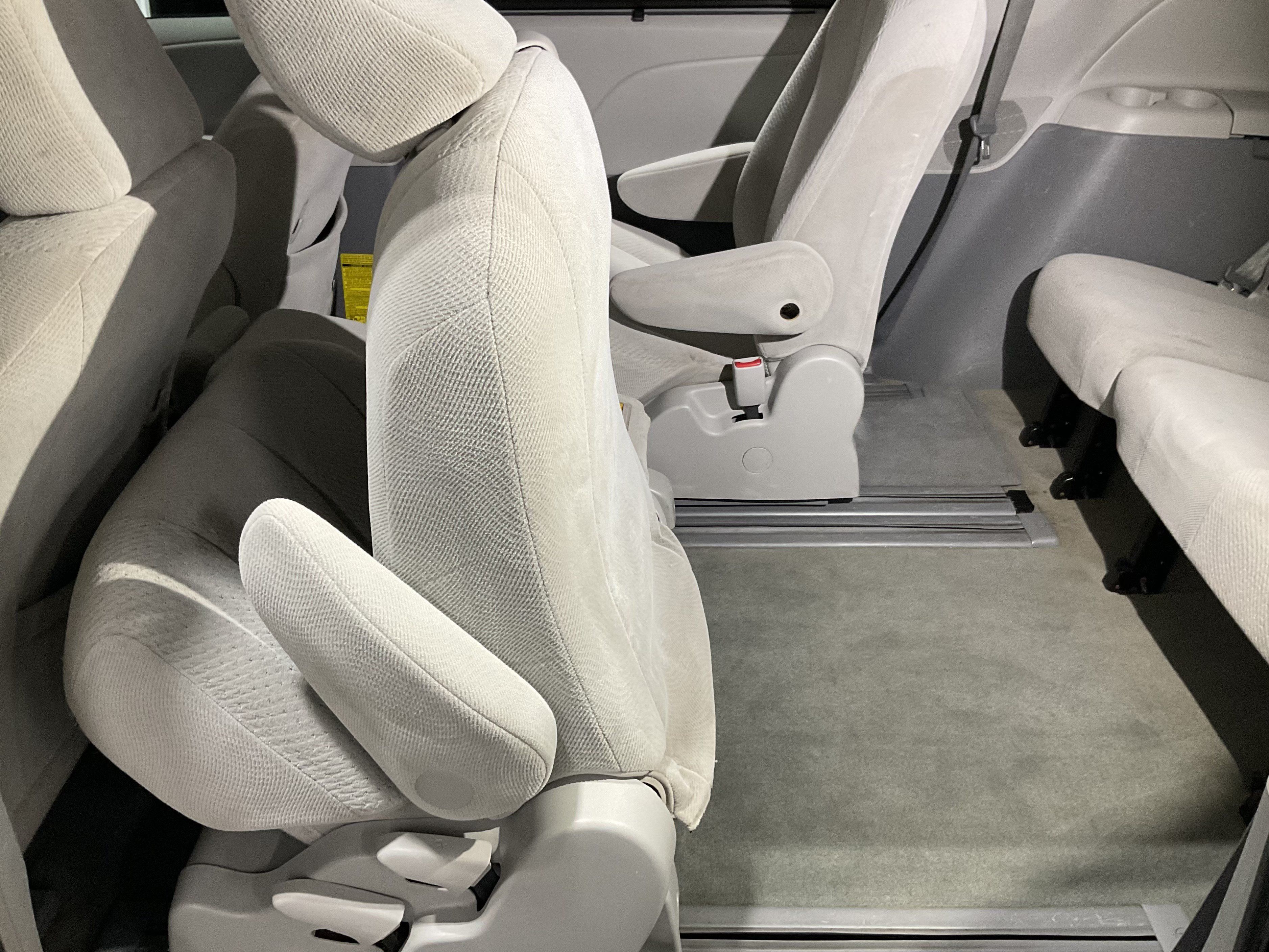 Used 2012 Toyota Sienna LE w/ Towing Pkg FWD image 38