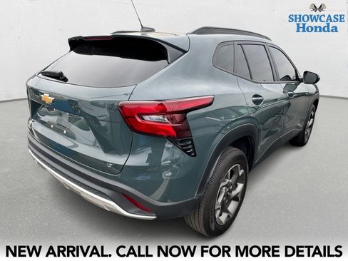 Used 2025 Chevrolet Trax LT w/ LT Convenience Package image 5