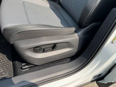 Certified 2025 Volkswagen Tiguan SE AWD/4WD image 27