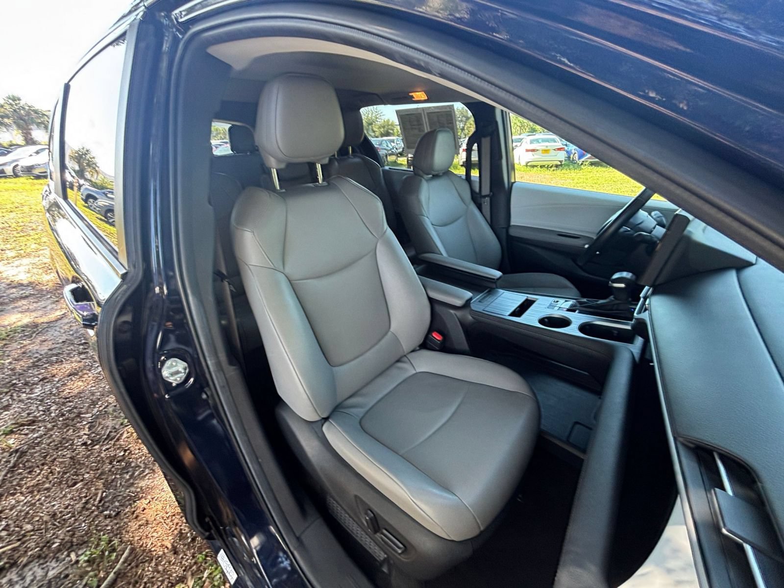 Used 2025 Toyota Sienna XLE FWD image 39