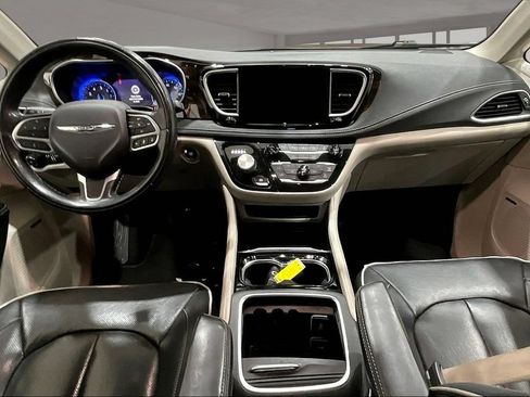 Used 2022 Chrysler Pacifica Limited FWD image 16