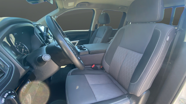 Used 2022 Nissan Titan SV AWD/4WD image 9