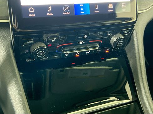 Used 2023 Jeep Grand Cherokee Limited image 16