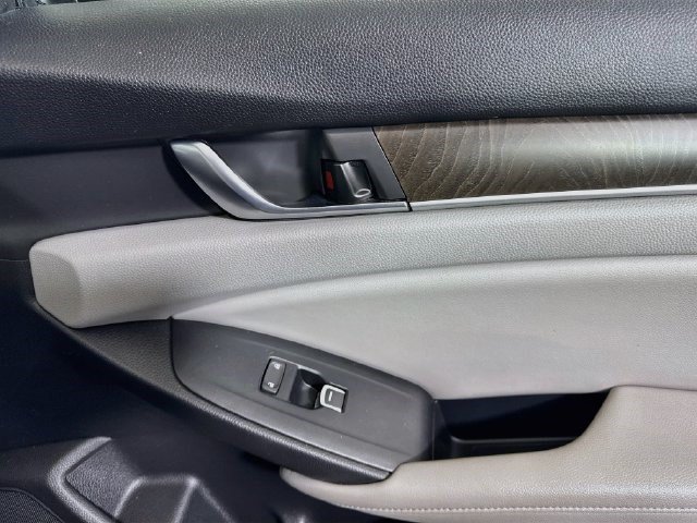 Used 2018 Honda Accord Touring image 30