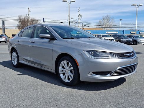 Used 2016 Chrysler 200 Limited w/ Convenience Group image 3