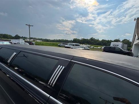 Used 2008 Lincoln Town Car Executive RWD image 38