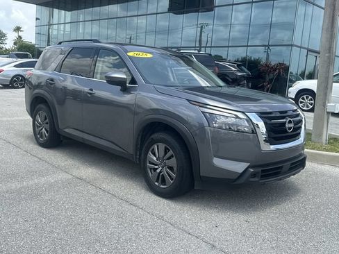 Used 2025 Nissan Pathfinder SV FWD image 5