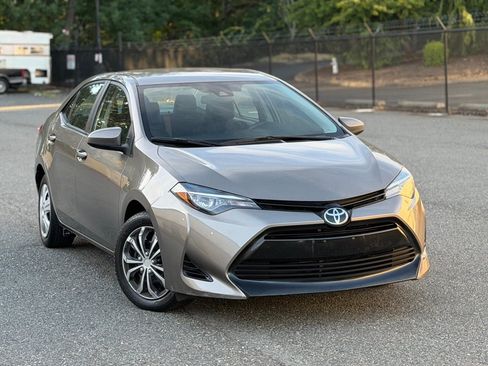 Used 2018 Toyota Corolla LE FWD image 3