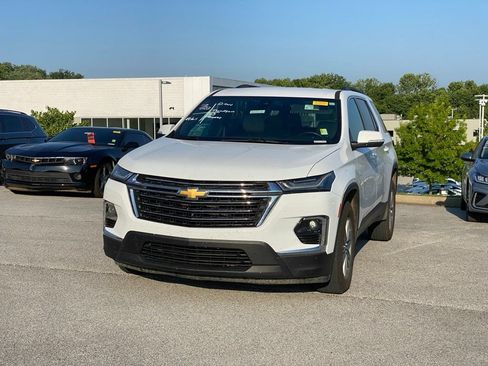 Used 2023 Chevrolet Traverse LT w/ Rear Camera Mirror Package FWD image 3