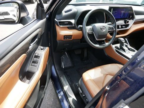 Used 2023 Toyota Highlander Platinum AWD/4WD image 10