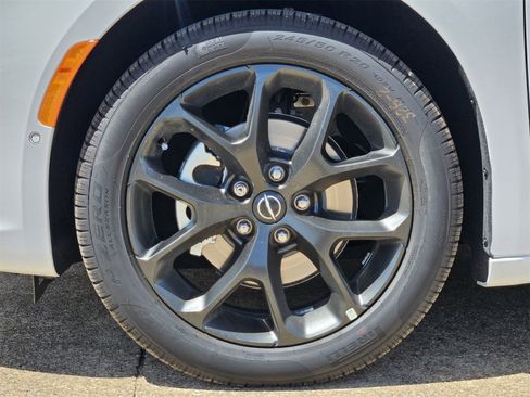 New 2025 Chrysler Pacifica Limited image 10