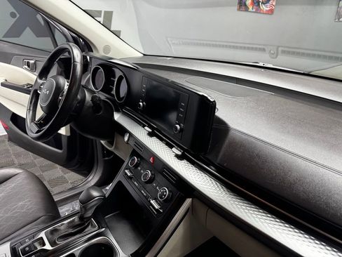 Used 2024 Kia Carnival LX image 50