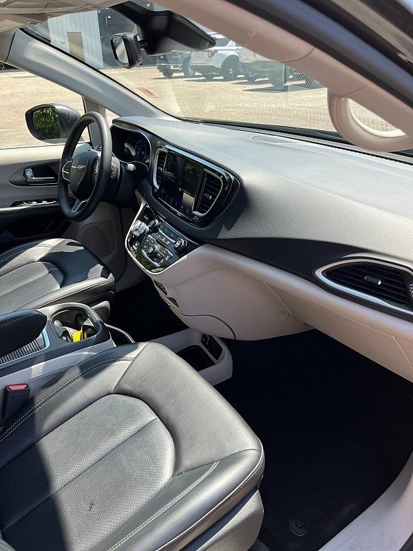Used 2023 Chrysler Pacifica Touring-L FWD image 14