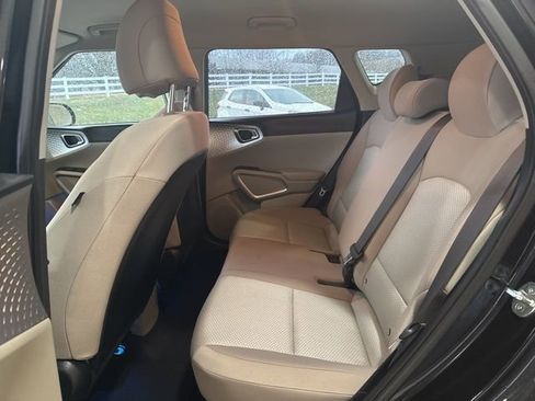 Used 2022 Kia Soul LX image 12