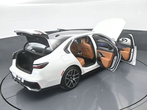 Used 2025 BMW 740i xDrive image 69