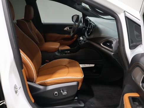 Certified 2025 Chrysler Pacifica Pinnacle image 26