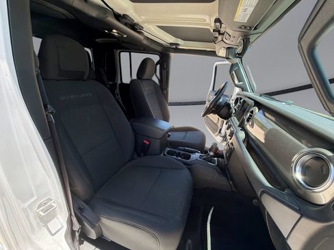 Used 2022 Jeep Gladiator Overland AWD/4WD image 16