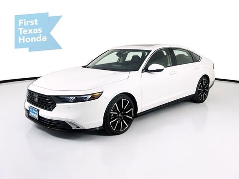 Used 2025 Honda Accord Touring image 3