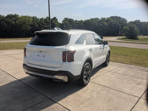 Used 2024 Kia Sorento S w/ Panoramic Sunroof Package FWD image 3