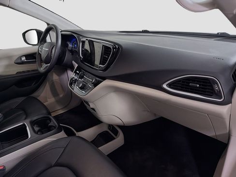Used 2023 Chrysler Pacifica Touring-L FWD image 30