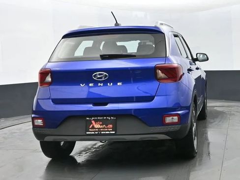 Used 2025 Hyundai Venue Limited image 8